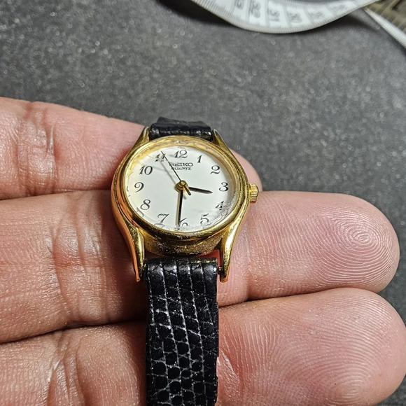 Seiko Women's Quartz Watch Gold Tone with Leather Band 2Y01-0A19 Double Ticking - Picture 8 of 9